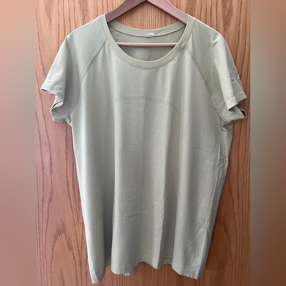 Swiftly Tech Short-Sleeve Shirt 2.0
Hip Length - Size 20
